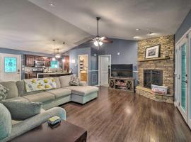 Peaceful Sevierville Home with Private Hot Tub!, hotel en Sevierville