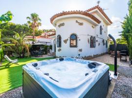 Charming Mediterranean house with private jacuzzi sea and mountain views, cabana o cottage a Miami Platja