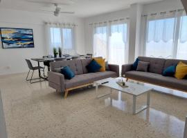 Diamond Sea View Penthouse, hotel con campo de golf en Pafos