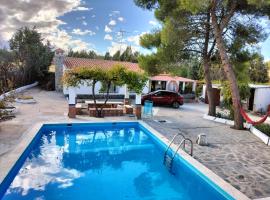 Casa de campo con piscina y barbacoa, casa rústica em Toledo