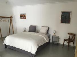 Chambre d hôte La cool room، فندق في Antraigues