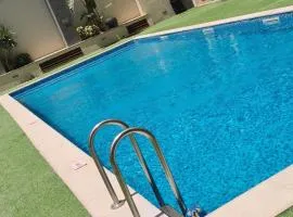 Appartement avec piscine vue sur mer dans un quartier balnéaire résidentiel animé