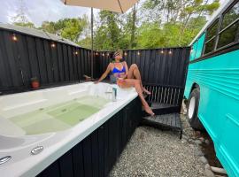 BusHotel Puerto Viejo with private Hot Tube very close to town, отель в Пуэрто-Вьехо