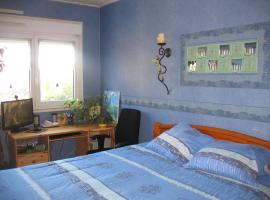 Grande chambre double chez l'habitant, homestay in Longjumeau