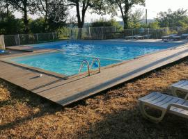 3-Gîte 4 personnes avec piscine, family hotel in Saint-Aubin-de-Nabirat
