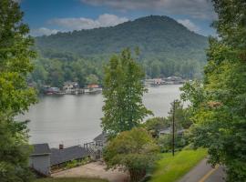 Lakeshore View Cottage, хотел в Landrum