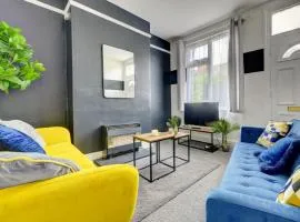 Cheerful 2 Bedroom Home, Sleeps 5 Guest Comfy, 1x Double Bed, 3x Single Beds, Free Parking, Free WiFi, Suitable For Business, Leisure Guest,Coventry, Midlands