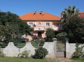 Apartments for families with children Privlaka, Zadar - 5747 – hotel z parkingiem w mieście Glavan