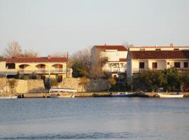 Apartments and rooms with parking space Nin, Zadar - 5805, ξενοδοχείο σε Nin