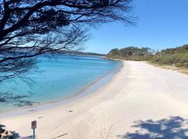 The Husky House or The Husky Studio Suite stayinjervisbay com, holiday home in Huskisson