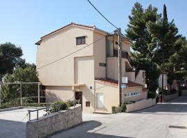 Apartments by the sea Nemira, Omis - 5884, hotel con parking en Tice