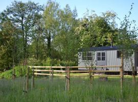 Large Luxury Shepherds Hut with Hot Tub nr Bath – hotel w Bristolu