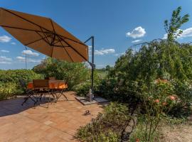 da Dede Cozy Apt with Terrace and Private parking!, hotel u gradu Gonàrs