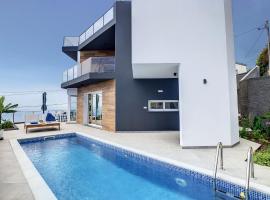 Villa Omar by LovelyStay, hotel with parking in Canhas
