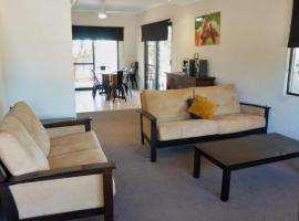 The Ningaloo breeze villa 6, хотел в Ексмут