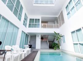 파타야 센트럴에 위치한 코티지 The Inn10 Pool Villa Pattaya, Entire Villa, 9 Bedrooms, Private Indoor Swimming Pool, ดิ อินน์เท็น