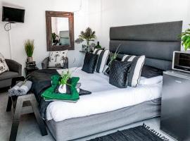 Villa Palmera Load shedding FREE, guest house in Mossel Bay