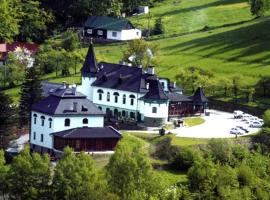 Hotel Zlatý Orel، فندق في أوسترافيس
