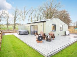 Shiphorns luxury cabin with a hot tub, hotel v destinaci Eddleston