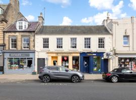 2 bedroom apartment on Peebles High Street, leilighet i Peebles