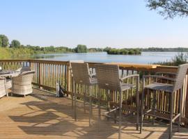 Coot Cottage - holiday house with fantastic lake views, hotel in Somerford Keynes
