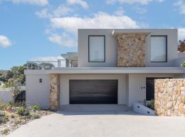 Sunset Villa - brand new home 200m from the beach, casa de temporada em Plettenberg Bay