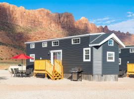 FunStays Glamping Tiny House w Loft - Site 3, hotel i Moab