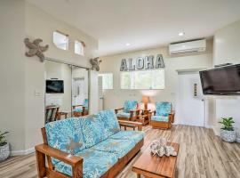 Sunny Kailua Home with Covered Lanai 1 Mi to Beach!، كوخ في كايلوا