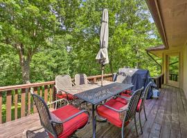 Lakefront Getaway with Private Dock and Kayaks!, feriebolig i Bella Vista