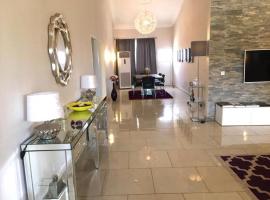 Stunning 3-Bed House in Tema-Ahenfie Villa, hotel in Kwedonu