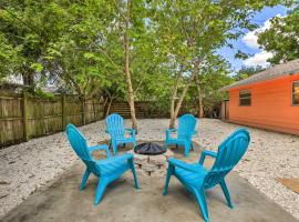 Boho-Chic Sarasota Hideaway Yard and Fire Pit!, cottage in Sarasota