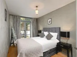 PenthouseStays nr Notting Hill - Luxury 2 Bedroom King Bed Apartment - near Portobello Road