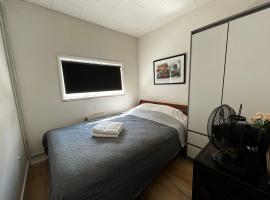 Cozy Room in the heart of Rødby! 5km from Femern & Puttgarden!, hotell sihtkohas Rødby
