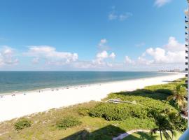 Beachfront at the Apollo Where the Famous Sunsets Never Get Old!, hytte i Marco Island