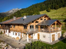 Luxury Chalet, stunning views with hot tub & sauna, πολυτελές ξενοδοχείο σε La Côte dʼArbroz