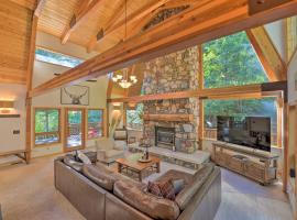 Wild Huckleberry Alpine Cabin Fireplace and Deck!, готель у місті Алпайн