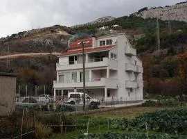 Apartments with a swimming pool Zakucac, Omis - 5954