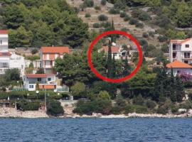 Apartments by the sea Seget Vranjica, Trogir - 6093, hotel in Seget Donji