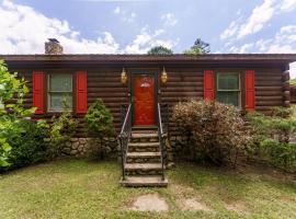 Greenbrier Woods Log Cabin with Hot Tub Stone Wood Fireplace Covered Deck and Close to Gatlinburg, villa in Pittman Center