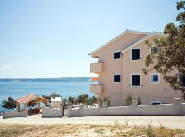 Seaside apartments with a swimming pool Posedarje, Novigrad - 6162, hotel in Posedarje