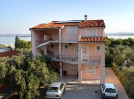 Apartments by the sea Tkon - Pasman - 6215, Hotel in Tkon