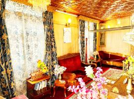 Lake Victoria Houseboats, hotel in Srinagar