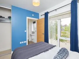 3 Bed Townhouse Haven - Steps from Royal Derby Hospital, Driveway Parking