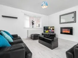 Modern 4 bedroom home ideal for Contractors, Groups and families ,FREE parking for multiple vehicle's