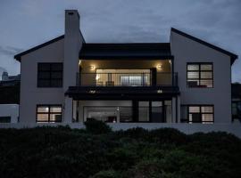 Pearl Haven, beach house with magnificent views!, hotel i Yzerfontein