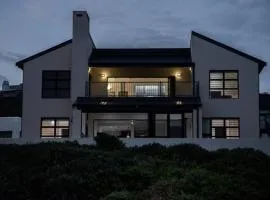 Pearl Haven, coastal comfort just steps from the shore!