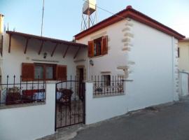 Traditional Luxury Villa in Fres, hotel in Frés