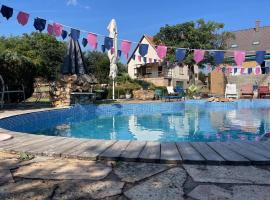 LakePark Garden Villa with swimming pool & park, beach hotel in Bekecs