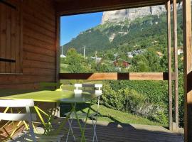 CAMPING ONLYCAMP LES PETITES ROCHES, glamping v mestu Saint-Hilaire