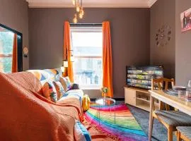 Art-Filled Bohemian 1 Bedroom Apt 2 Beds Colourful Praise Inn Apartment